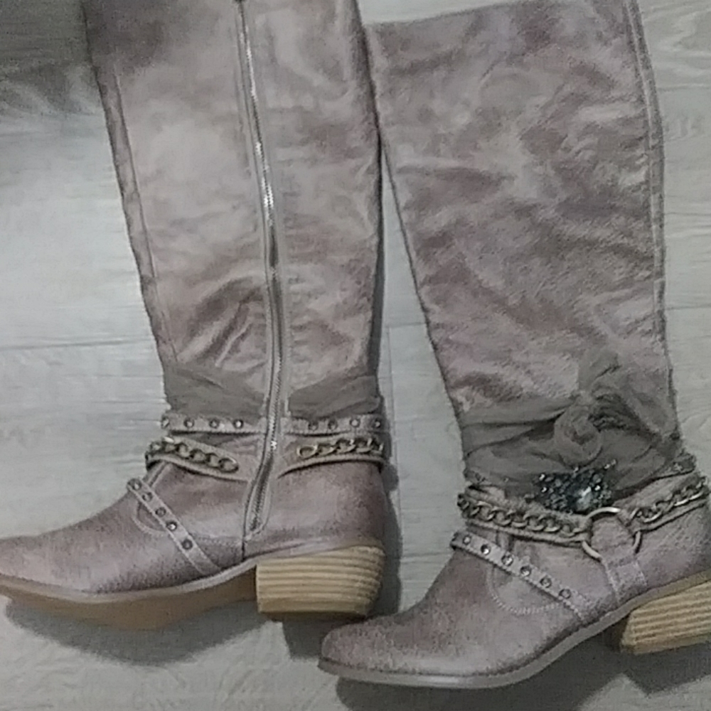 Boots - Picture 3 of 3